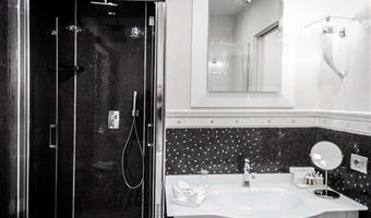 1 cama de matrimonio extragrande, no fumador, suite junior, dos televisiones lcd, sala de estar, bañera y ducha, cromoterapia