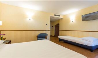 una cama de matrimonio extragrande y 2 camas individuales, no fumador, habitación estándar cuádruple