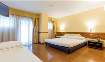 una cama de matrimonio extragrande y 2 camas individuales, no fumador, habitación estándar cuádruple
