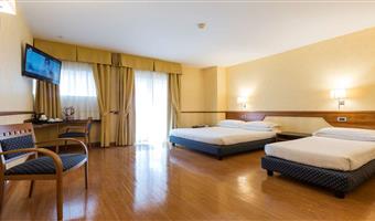 una cama de matrimonio extragrande y 2 camas individuales, no fumador, habitación estándar cuádruple