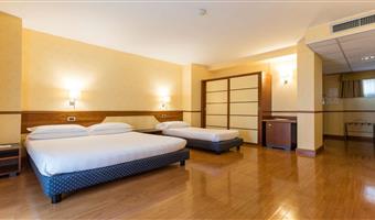 una cama de matrimonio extragrande y 2 camas individuales, no fumador, habitación estándar cuádruple