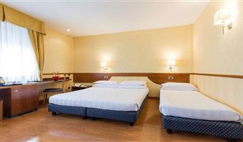 una cama de matrimonio extragrande y 2 camas individuales, no fumador, habitación estándar cuádruple