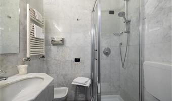 una cama matrimonial, cama francesa, habitación económica