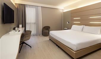 habitación estándar, 25 m2, 1 cama king size, wifi gratuito, hervidor, minibar, 1 botella de agua, caja fuerte, tv lcd con canales sky, aparcamiento gratuito y gimnasio en el piso 18