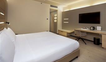 habitación estándar, 25 m2, 1 cama king size, wifi gratuito, hervidor, minibar, 1 botella de agua, caja fuerte, tv lcd con canales sky, aparcamiento gratuito y gimnasio en el piso 18