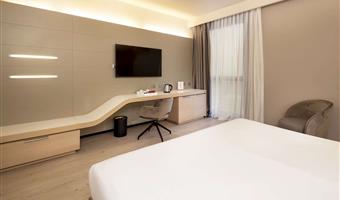 habitación doble estándar, 25 m2, 2 camas individuales, wifi gratuito, hervidor, minibar, 1 botella de agua, caja fuerte, tv lcd con canales sky, aparcamiento gratuito y gimnasio en el piso 18