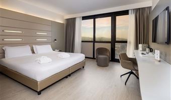 habitación deluxe, 28 m2, 1 cama king size, wifi gratuito, hervidor, albornoz con zapatillas, minibar con bebidas y snack ofrecidos, máquina de café segafredo, caja fuerte, tv lcd con canales sky y chromecast, aparcamiento gratuito y gimnasio en el piso 18