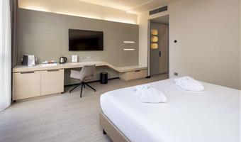 habitación deluxe, 28 m2, 1 cama king size, wifi gratuito, hervidor, albornoz con zapatillas, minibar con bebidas y snack ofrecidos, máquina de café segafredo, caja fuerte, tv lcd con canales sky y chromecast, aparcamiento gratuito y gimnasio en el piso 18