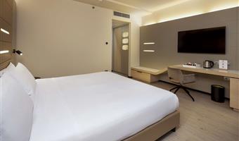 habitación deluxe, 28 m2, 1 cama king size, wifi gratuito, hervidor, albornoz con zapatillas, minibar con bebidas y snack ofrecidos, máquina de café segafredo, caja fuerte, tv lcd con canales sky y chromecast, aparcamiento gratuito y gimnasio en el piso 18