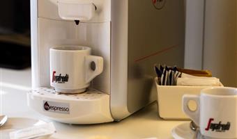 habitación deluxe, 28 m2, 1 cama king size, wifi gratuito, hervidor, albornoz con zapatillas, minibar con bebidas y snack ofrecidos, máquina de café segafredo, caja fuerte, tv lcd con canales sky y chromecast, aparcamiento gratuito y gimnasio en el piso 18