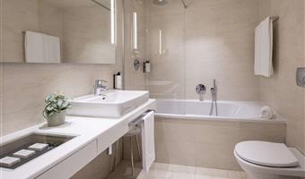 habitación deluxe, 28 m2, 1 cama king size, wifi gratuito, hervidor, albornoz con zapatillas, minibar con bebidas y snack ofrecidos, máquina de café segafredo, caja fuerte, tv lcd con canales sky y chromecast, aparcamiento gratuito y gimnasio en el piso 18