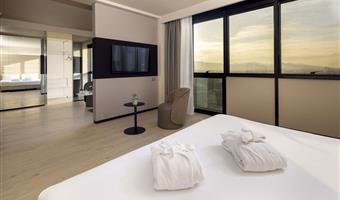 junior suite deluxe, más de 50 m2, 17º piso, 1 cama king size, 2 baños, 1 walk-in closet, wifi gratuito, hervidor, albornoz y zapatillas, minibar, máquina de café segafredo, caja fuerte, 2 tv lcd con canales sky y chromecast, estacionamiento gratuito y gimnasio en el piso 18, bienvenida especial (1 copa de vino con aperitivos)