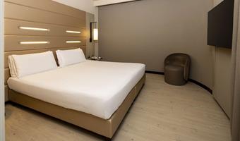 habitación cuádruple estándar, ca.<br /><br />44 m², 1 cama king size y 2 camas individuales o 2 camas king size, 2 espacios adyacentes, 1 baño, wifi gratis, hervidor, minibar, 1 botella de agua, caja de seguridad, televisor lcd con sky, aparcamiento gratuito y gimnasio en el 18 piso