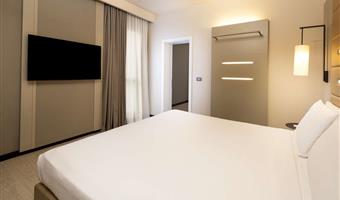 habitación cuádruple estándar, ca.<br /><br />44 m², 1 cama king size y 2 camas individuales o 2 camas king size, 2 espacios adyacentes, 1 baño, wifi gratis, hervidor, minibar, 1 botella de agua, caja de seguridad, televisor lcd con sky, aparcamiento gratuito y gimnasio en el 18 piso