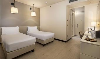 habitación cuádruple estándar, ca.<br /><br />44 m², 1 cama king size y 2 camas individuales o 2 camas king size, 2 espacios adyacentes, 1 baño, wifi gratis, hervidor, minibar, 1 botella de agua, caja de seguridad, televisor lcd con sky, aparcamiento gratuito y gimnasio en el 18 piso