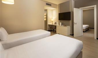 habitación cuádruple estándar, ca.<br /><br />44 m², 1 cama king size y 2 camas individuales o 2 camas king size, 2 espacios adyacentes, 1 baño, wifi gratis, hervidor, minibar, 1 botella de agua, caja de seguridad, televisor lcd con sky, aparcamiento gratuito y gimnasio en el 18 piso