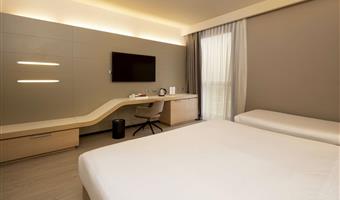 habitación triple estándar, unos 25 metros cuadrados, 1 cama king size o 2 camas individuales a petición y 1 cama individual (dimensiones 190cmx85cm o 195cmx75cm), wifi gratuito, hervidor, minibar, 1 botella de agua, caja fuerte, tv lcd con canales sky, aparcamiento gratuito y gimnasio en el piso 18