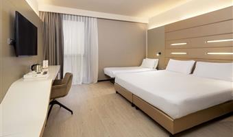 habitación triple estándar, unos 25 metros cuadrados, 1 cama king size o 2 camas individuales a petición y 1 cama individual (dimensiones 190cmx85cm o 195cmx75cm), wifi gratuito, hervidor, minibar, 1 botella de agua, caja fuerte, tv lcd con canales sky, aparcamiento gratuito y gimnasio en el piso 18