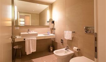 junior suite, alrededor de 44 metros cuadrados, 1 cama king size y 1 sofá cama individual, escritorio, wifi gratuito, hervidor, albornoz con zapatillas y artículos de tocador gratuitos, minibar, cafetera segafredo, caja fuerte, tv lcd con canales sky y chromecast, aparcamiento gratuito y gimnasio.<br /><br />en el piso 18, bienvenida especial (1 copa de vino con aperitivos)