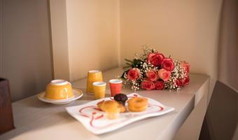 1 cama de matrimonio grande, habitación comodidad, vista interior