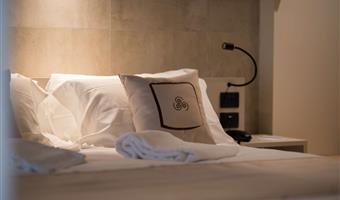 1 cama de matrimonio grande, habitación comodidad, vista interior