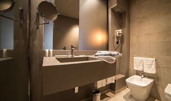 1 cama de matrimonio grande, habitación comodidad, vista interior