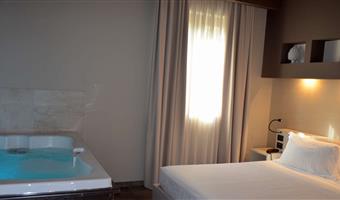 suite-1 cama de matrimonio extragrande, 2 sofás cama individuales, terraza, sala de estar, jacuzzi