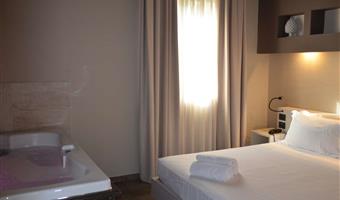 suite-1 cama de matrimonio extragrande, 2 sofás cama individuales, terraza, sala de estar, jacuzzi