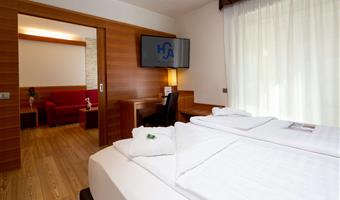 suite-1 cama de matrimonio extragrande, sofá-cama, wi-fi, televisión de pago gratis, bata de baño y zapatillas,  acceso al spa