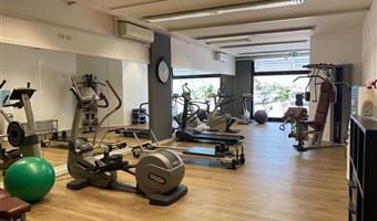 suite-1 cama de matrimonio extragrande, sofá-cama, wi-fi, televisión de pago gratis, bata de baño y zapatillas,  acceso al spa