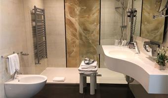 suite-1 cama de matrimonio extragrande, sofá-cama, wi-fi, televisión de pago gratis, bata de baño y zapatillas,  acceso al spa