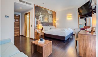 1 cama de matrimonio extragrande, suite junior, sofá-cama, wi-fi, televisión de pago gratis, bata de baño y zapatillas,  acceso al spa