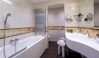 1 cama de matrimonio extragrande, suite junior, sofá-cama, wi-fi, televisión de pago gratis, bata de baño y zapatillas,  acceso al spa