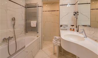 1 cama de matrimonio extragrande, suite junior, sofá-cama, wi-fi, televisión de pago gratis, bata de baño y zapatillas,  acceso al spa