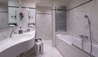 1 cama de matrimonio extragrande, suite junior, sofá-cama, wi-fi, televisión de pago gratis, bata de baño y zapatillas,  acceso al spa