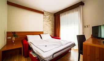 1 cama de matrimonio extragrande, no fumador, suite junior, sofá-cama, balcón, bañera, bata de baño y zapatillas