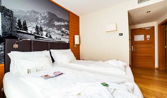 1 cama de matrimonio extragrande, no fumador, suite junior, sofá-cama, balcón, bañera, bata de baño y zapatillas