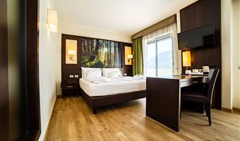 1 cama de matrimonio extragrande, no fumador, suite junior, sofá-cama, balcón, bañera, bata de baño y zapatillas