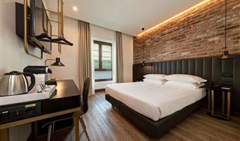 habitación doble superior - aproximadamente 20 m², 1 cama doble queen size o dos camas individuales bajo petición, wifi gratuito, tetera, cafetera nespresso, albornoz y zapatillas, minibar gratuito, caja fuerte, tv lcd