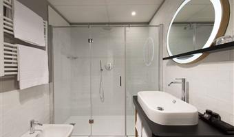 habitación doble superior - aproximadamente 20 m², 1 cama doble queen size o dos camas individuales bajo petición, wifi gratuito, tetera, cafetera nespresso, albornoz y zapatillas, minibar gratuito, caja fuerte, tv lcd