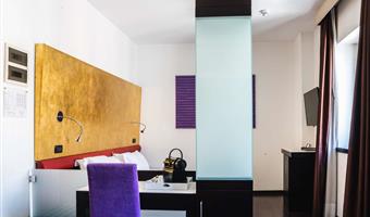 habitación triple superior - aproximadamente 23 m², 1 cama doble queen size y 1 cama individual, wifi gratuito, tetera, cafetera nespresso, albornoz y zapatillas, minibar gratuito, caja fuerte, tv lcd