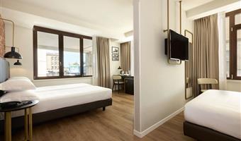 habitación familiar - aproximadamente 28 m², 2 camas dobles tamaño queen o 1 cama doble tamaño queen y dos camas individuales bajo petición, baño con ducha, wifi gratuito, tetera, cuna gratuita, minibar gratuito, caja fuerte, tv lcd