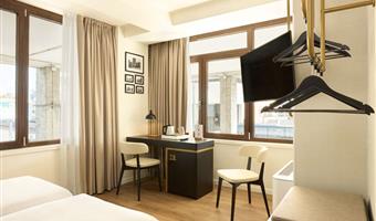 habitación familiar - aproximadamente 28 m², 2 camas dobles tamaño queen o 1 cama doble tamaño queen y dos camas individuales bajo petición, baño con ducha, wifi gratuito, tetera, cuna gratuita, minibar gratuito, caja fuerte, tv lcd