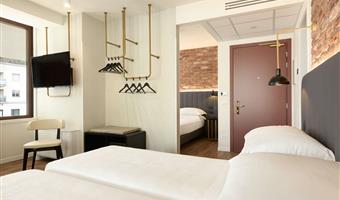 habitación familiar - aproximadamente 28 m², 2 camas dobles tamaño queen o 1 cama doble tamaño queen y dos camas individuales bajo petición, baño con ducha, wifi gratuito, tetera, cuna gratuita, minibar gratuito, caja fuerte, tv lcd