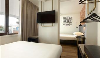 habitación familiar - aproximadamente 28 m², 2 camas dobles tamaño queen o 1 cama doble tamaño queen y dos camas individuales bajo petición, baño con ducha, wifi gratuito, tetera, cuna gratuita, minibar gratuito, caja fuerte, tv lcd