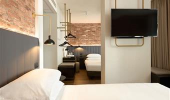 habitación familiar - aproximadamente 28 m², 2 camas dobles tamaño queen o 1 cama doble tamaño queen y dos camas individuales bajo petición, baño con ducha, wifi gratuito, tetera, cuna gratuita, minibar gratuito, caja fuerte, tv lcd