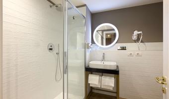 habitación familiar - aproximadamente 28 m², 2 camas dobles tamaño queen o 1 cama doble tamaño queen y dos camas individuales bajo petición, baño con ducha, wifi gratuito, tetera, cuna gratuita, minibar gratuito, caja fuerte, tv lcd