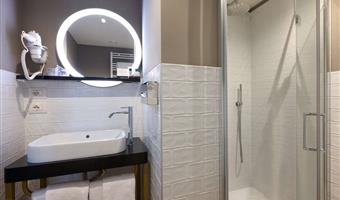 habitación familiar - aproximadamente 28 m², 2 camas dobles tamaño queen o 1 cama doble tamaño queen y dos camas individuales bajo petición, baño con ducha, wifi gratuito, tetera, cuna gratuita, minibar gratuito, caja fuerte, tv lcd