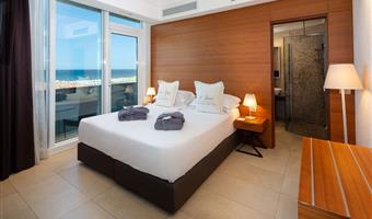 1 cama de matrimonio extragrande, suite junior, jacuzzi, vistas frontales al mar