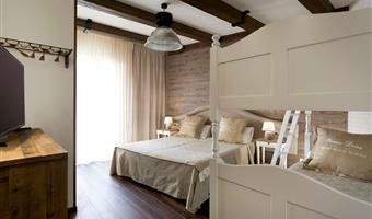 habitación con una cama de matrimonio extragrande y litera con 2 camas individuales, deluxe room, balcón, vistas al mar, habitación con dos camas individuales a petición de los interesados